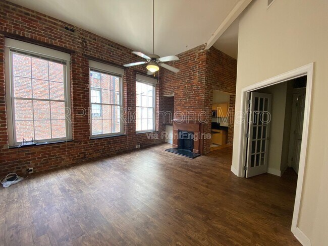 Building Photo - 1321 1/2 E Main St