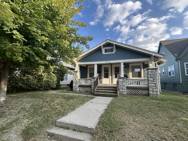 Building Photo - 833 E 21st Ave