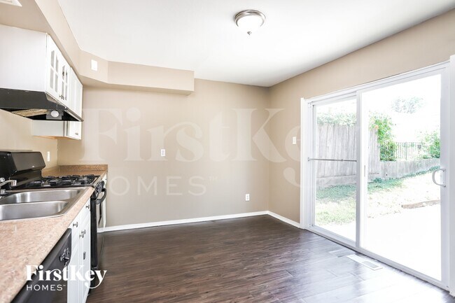 Foto del edificio - 9963 Meadow Ave