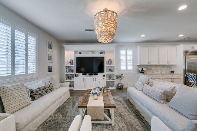 Foto del edificio - FULLY FURNISHED- Elegant 4-Bed, 3.5-Bath Home with Loft, Designer Finishes, and Expansive Backyard