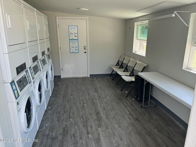 Foto del edificio - 2216 Spring Park Rd