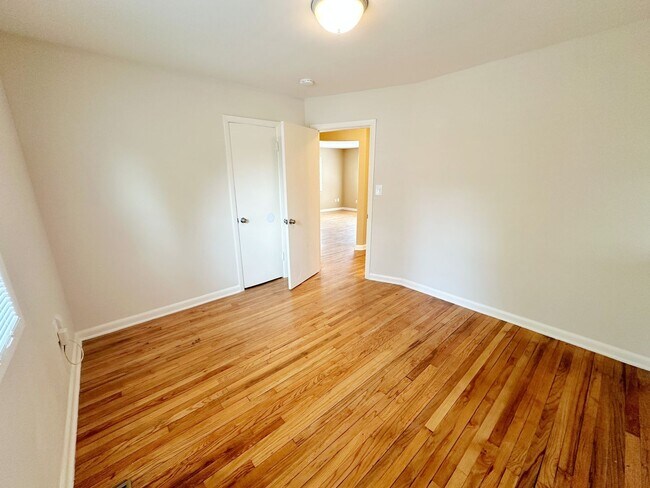 Foto del edificio - Great Location! 2-Bedroom House with garag...