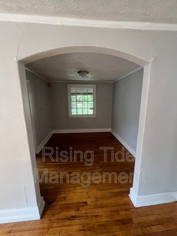 Building Photo - 2142 E 5th St