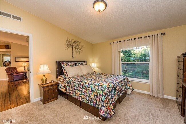 Building Photo - 3 br, 1 bath House - 142 Rhododendron Dr