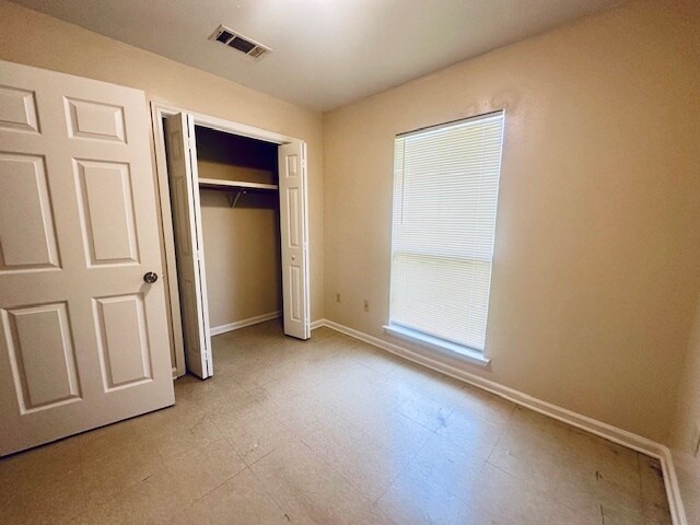 Building Photo - 2563 Weller Ave