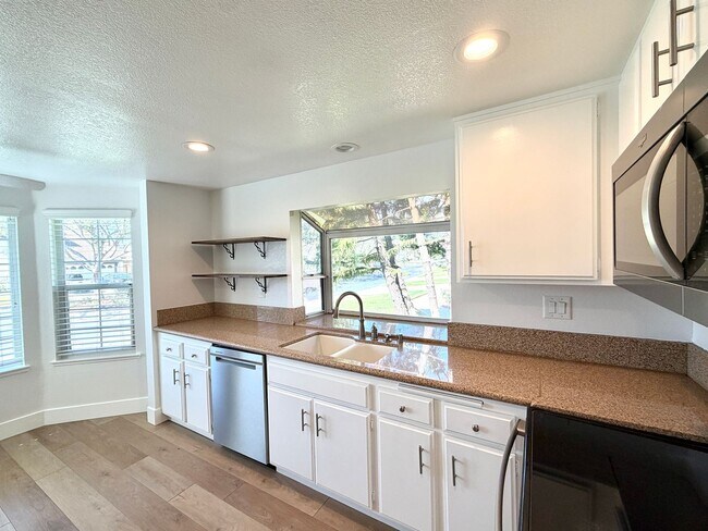 Foto del edificio - Welcome Home to Prestigious North Upland Living