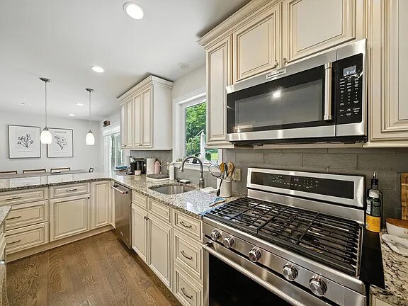 Foto del edificio - Beautifully renovated 4-bedroom, 4-bath re...
