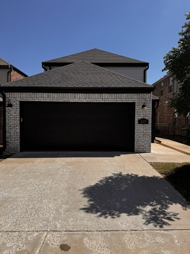 Building Photo - 2375 E Amherst Aly