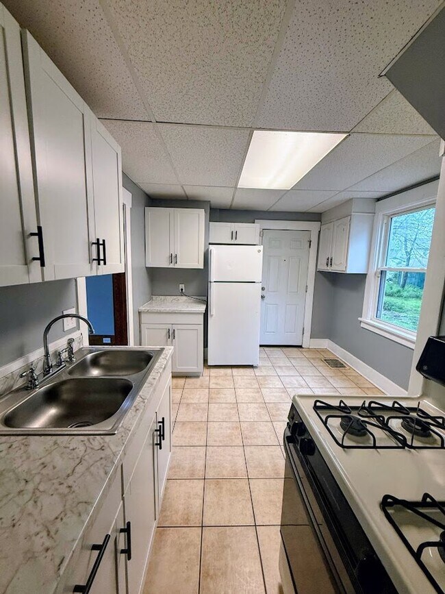 Foto del edificio - Three bedroom one bathroom home for rent