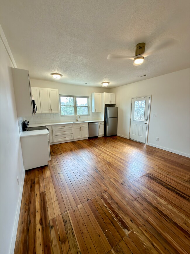 Building Photo - 401 E Scott Ave