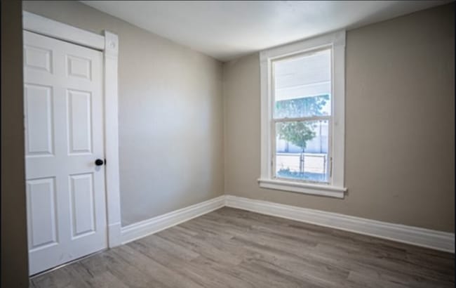 Building Photo - 619 W 7th St