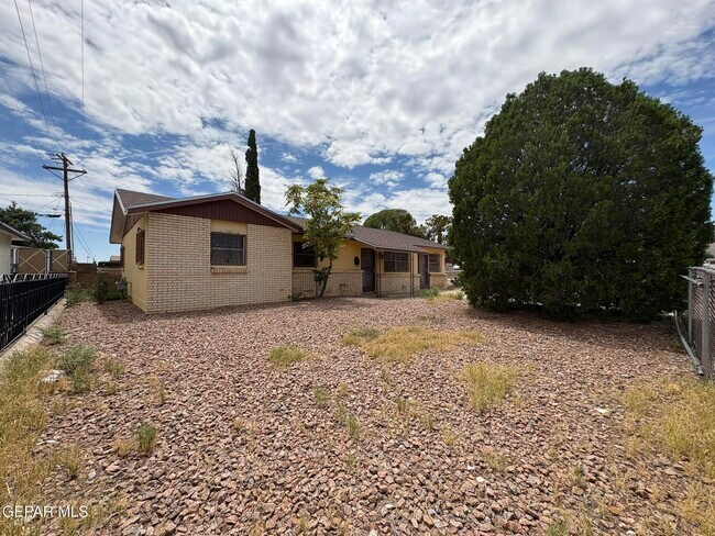 Building Photo - 4900 Debeers Dr