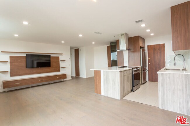 Building Photo - 100 S Doheny Dr