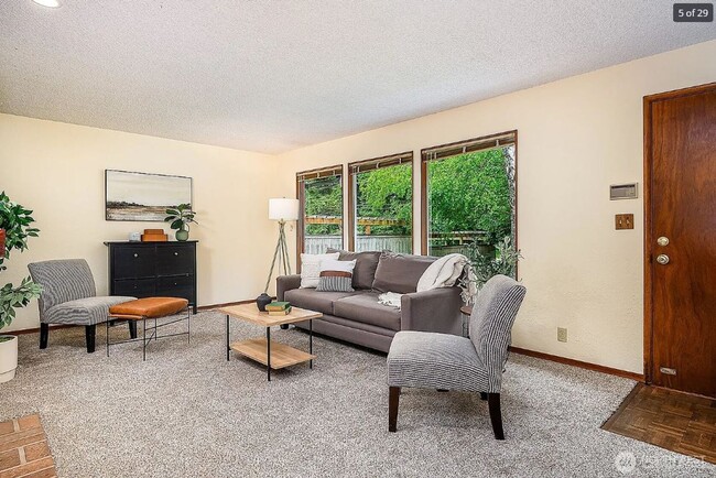 Building Photo - Shoreline Rambler