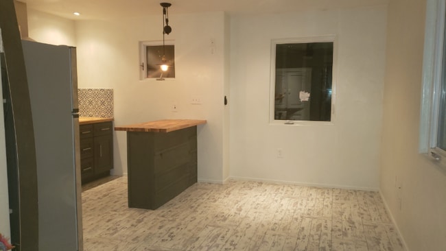 Building Photo - 1440 W Valerio St