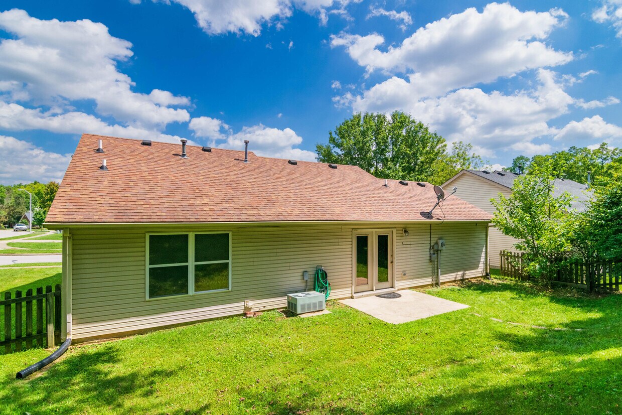 Building Photo - 2240 Kenwood Dr