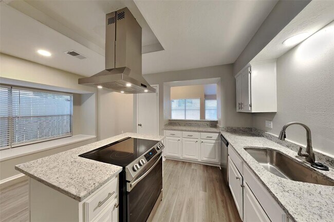 Building Photo - 8526 Lake Crystal Dr