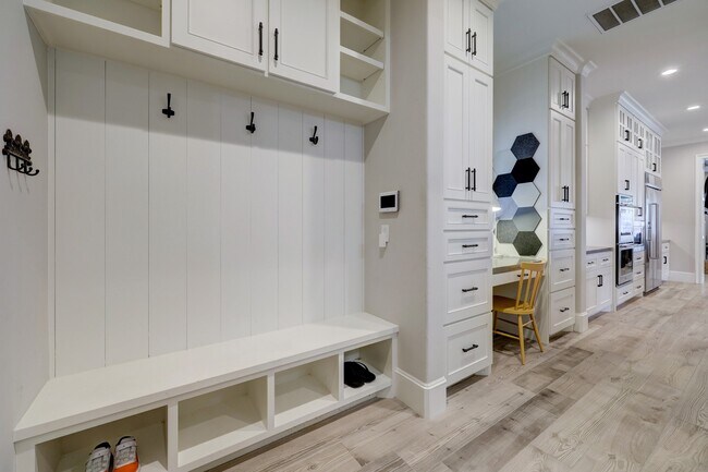 Foto del edificio - 1322 Caywood Ln