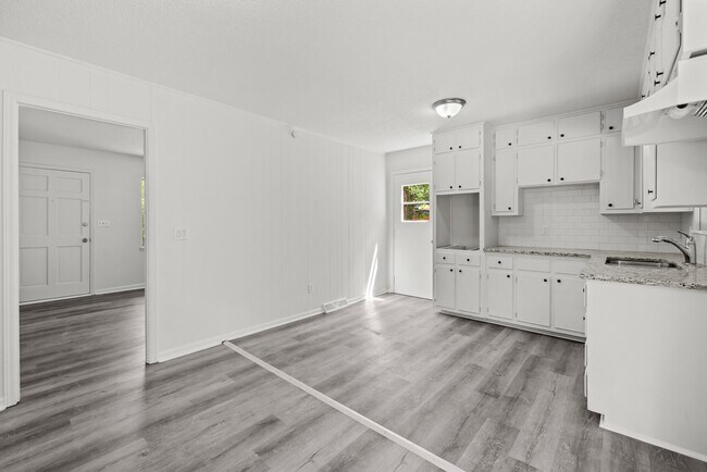 Building Photo - Charming Center Point Home