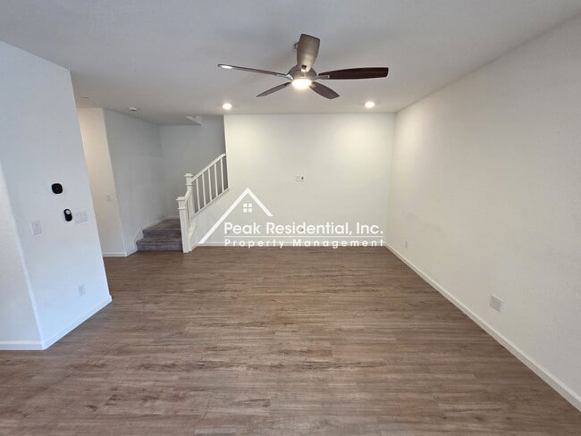 Foto del edificio - Only 2 years new. 3-bedrooms in Elk Grove