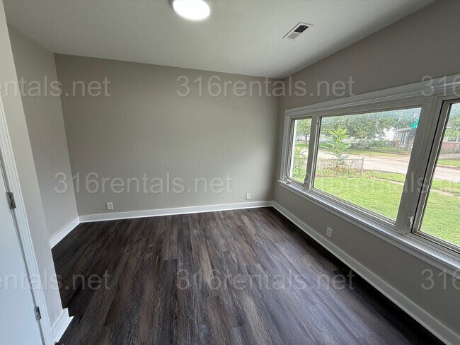 Foto del edificio - $1245 - 4 bedroom / 1 bathroom - Beautiful...