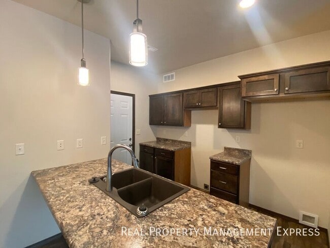 Building Photo - 3 Bed 2.5 Bath Townhome