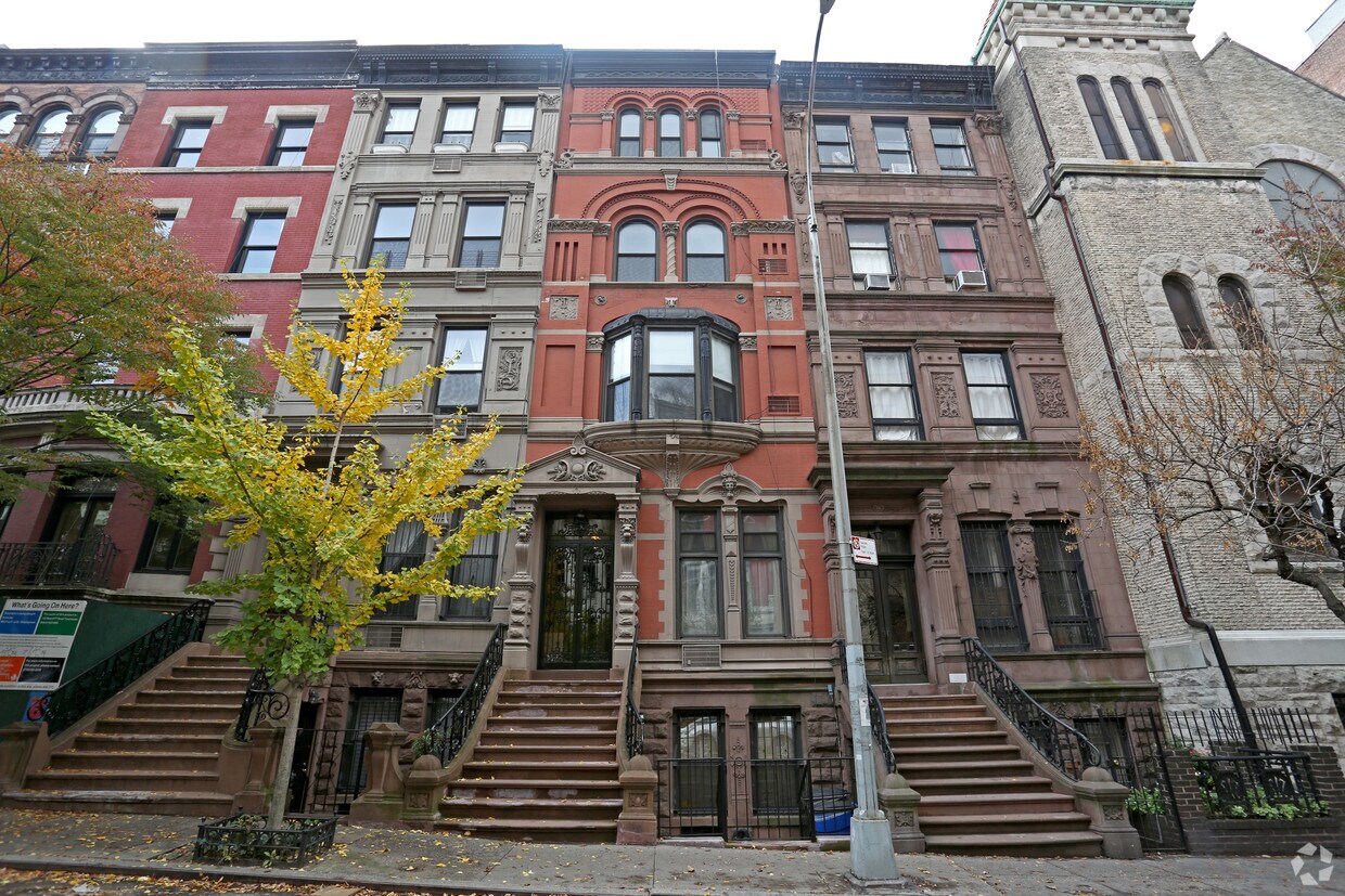 Building Photo - 136 W 81st St