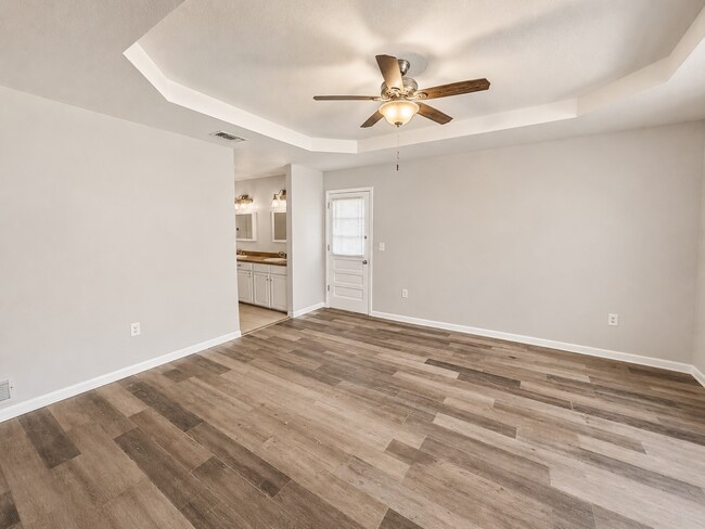 Foto del edificio - Charming 3-Bedroom Home with Bonus Room on Spacious Lot – Lake City