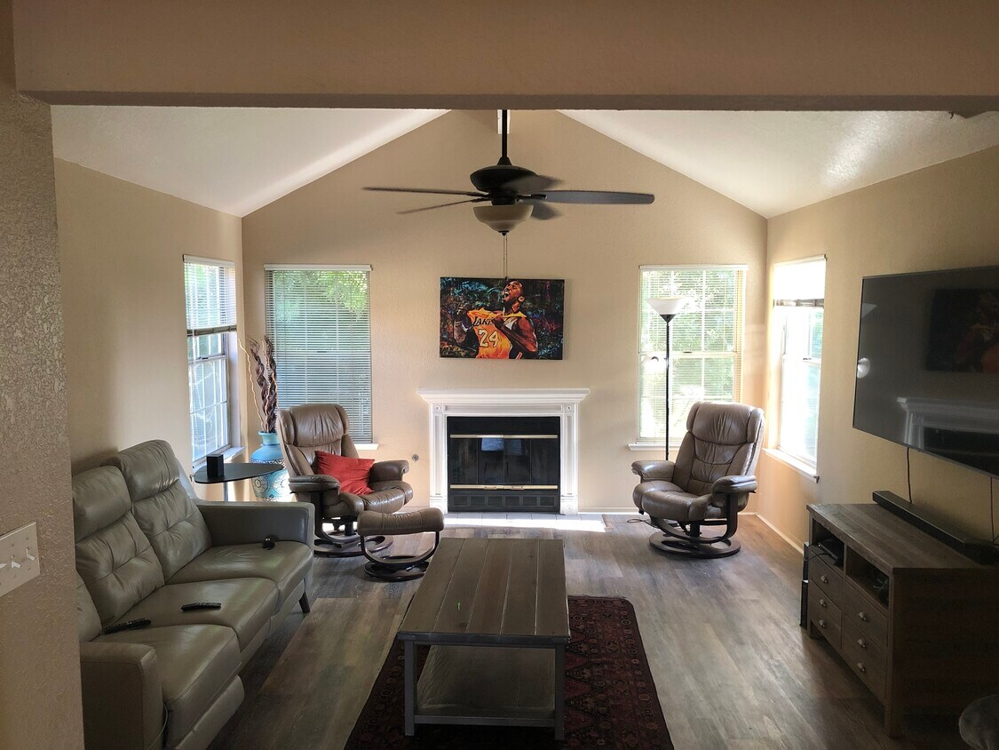 8153 N Cedar Ave Unit 213, Fresno, CA 93720 Condo for Rent in Fresno