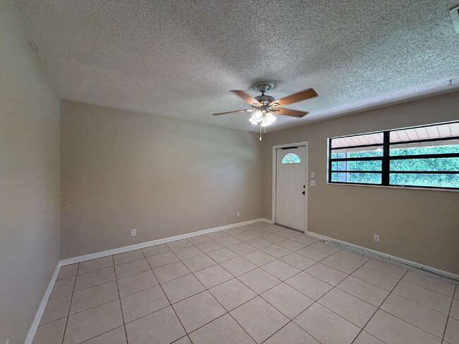 Building Photo - Cozy 2 bedroom duplex with screened patio