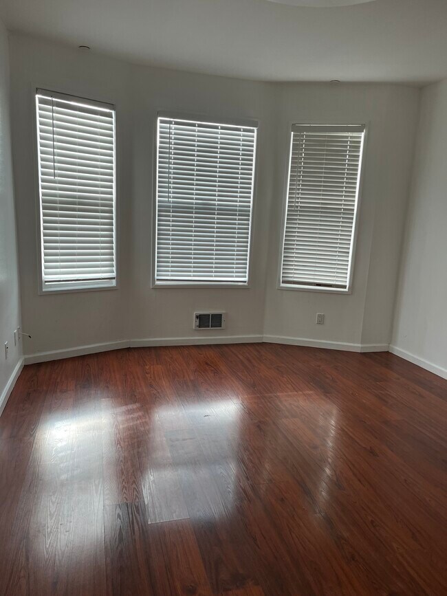 Primer dormitorio - 2445 Telegraph Ave