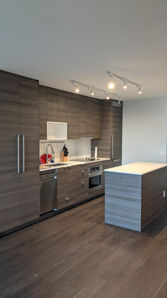 Building Photo - 13398 104 Av