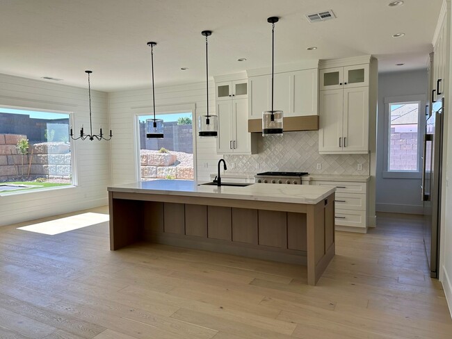 Foto del edificio - Gorgeous Brand New 5 Bedroom Home