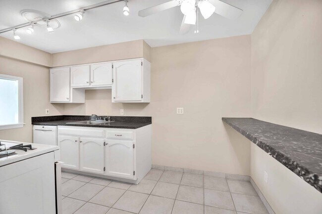 Foto del edificio - 12900 Lake Ave