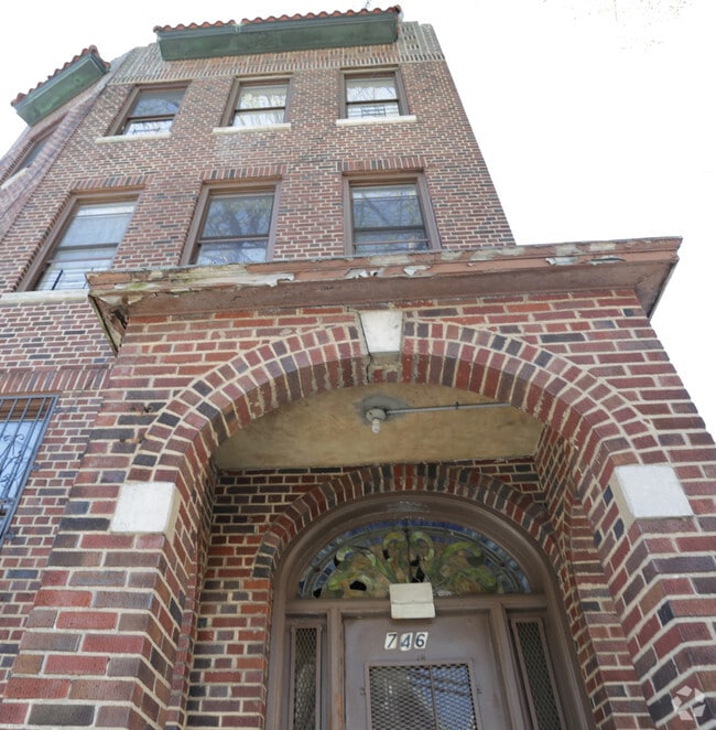 Building Photo - 746 S Oak Dr