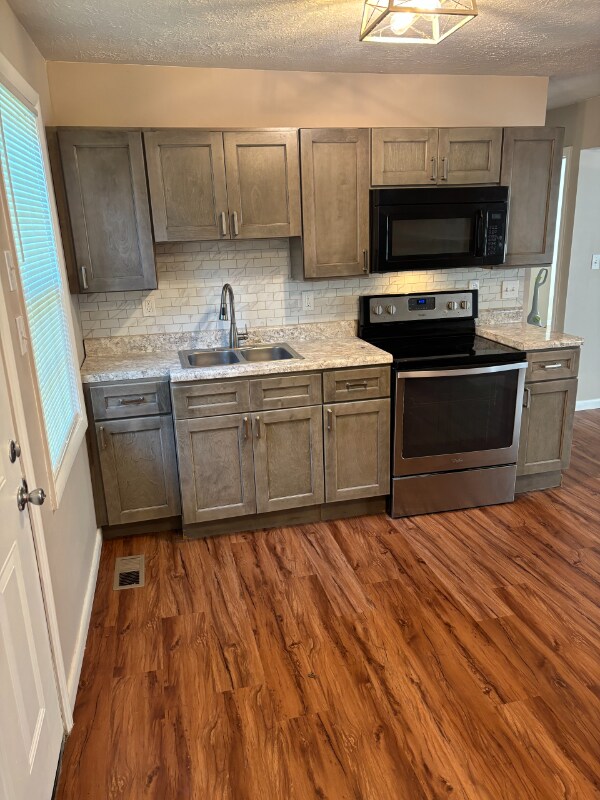 Foto del edificio - 235 Hillside Rd