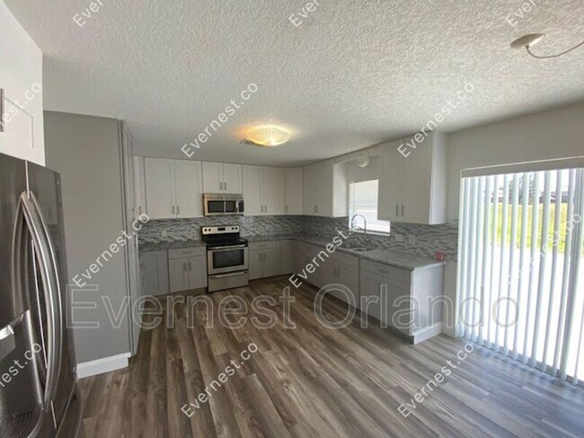 Building Photo - 557 Milford St