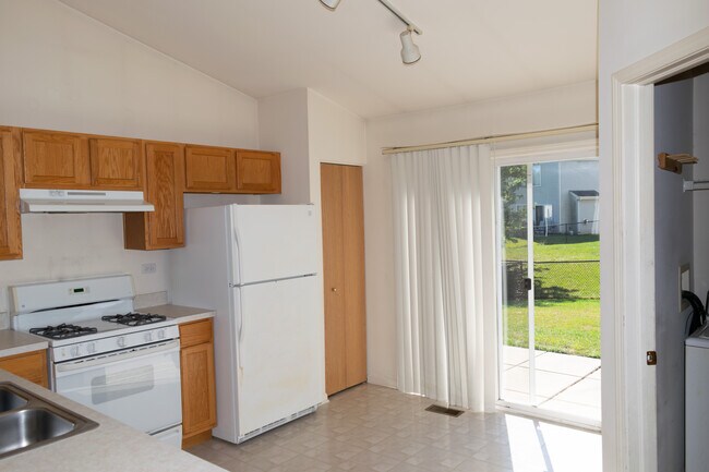 De la cocina al patio trasero - 61 W Providence Ln