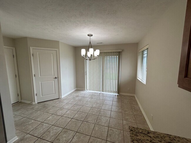Foto del edificio - Beautiful, spacious, 4 bedroom, 3 bath tow...