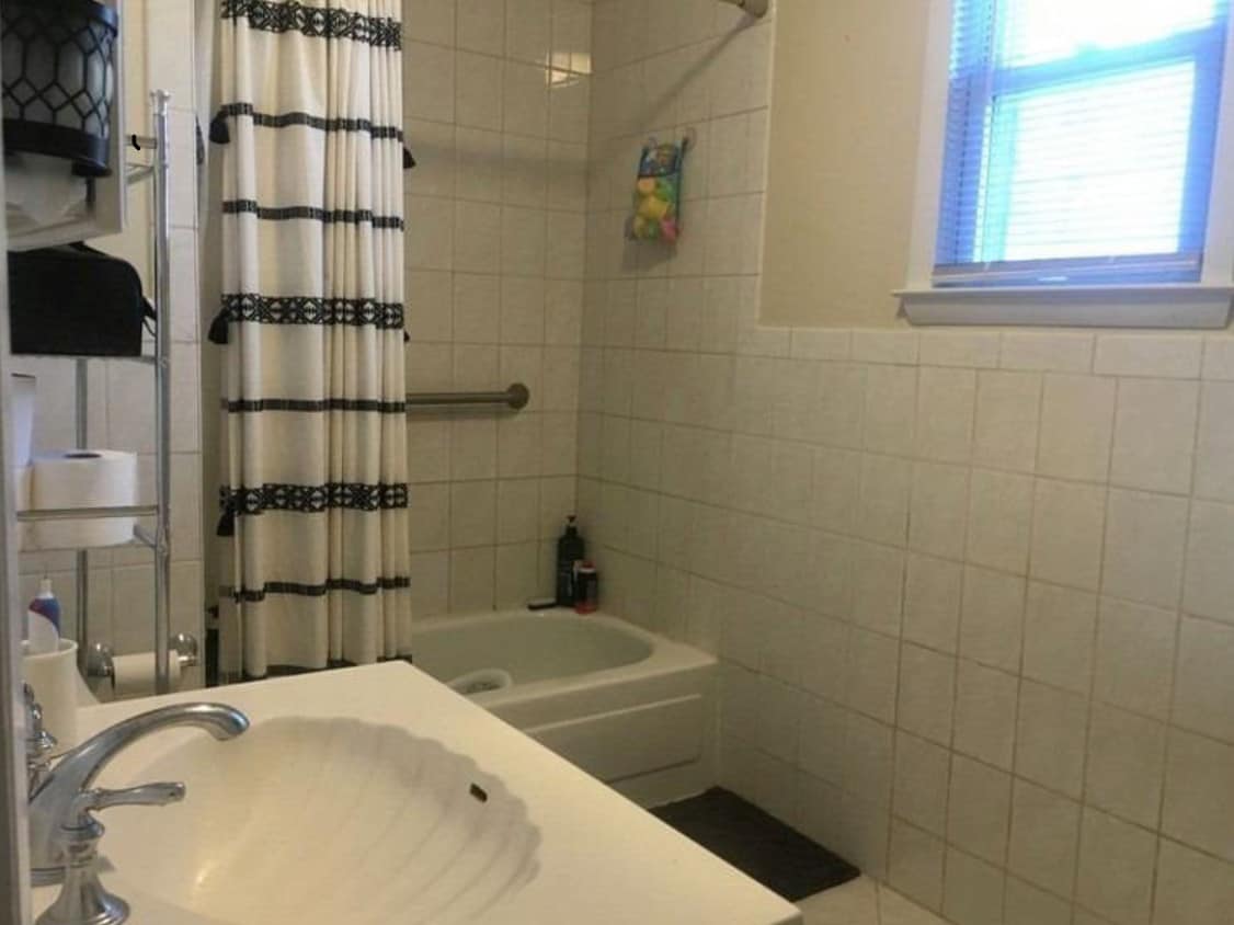 Upstairs bathroom - 504 Lincoln Blvd