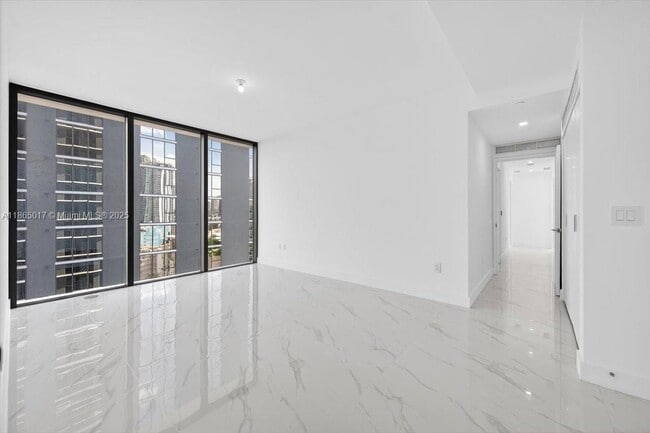 Foto del edificio - 700 NE 24th St