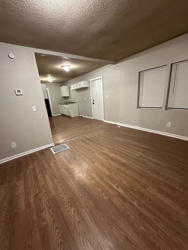 Building Photo - 3 bedroom 1.5 bathroom