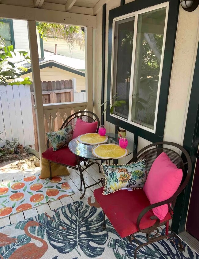 Porche delantero - 2484 Lillie Ave