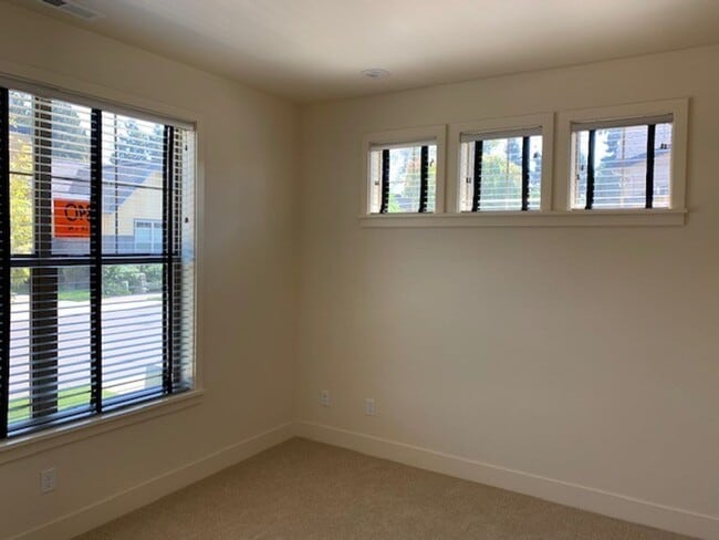 Building Photo - 340 Mia Ln