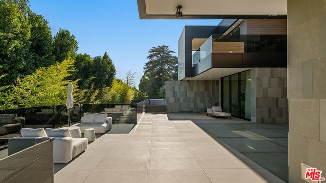 Building Photo - 1140 Summit Dr