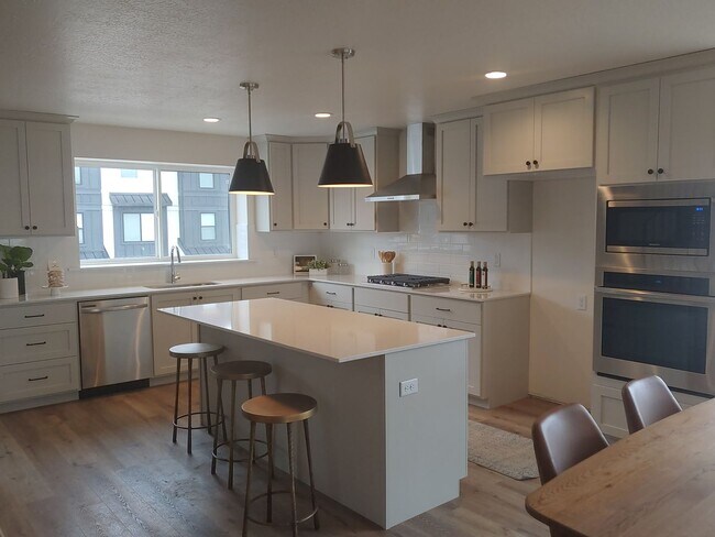 Foto del edificio - Townhome with Rooftop Balcony in Prime American Fork Location