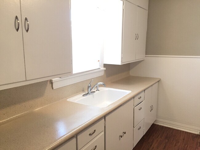 Foto del edificio - Pre-Leasing - Traditional Home in Tech Terrace near J&B Coffee!