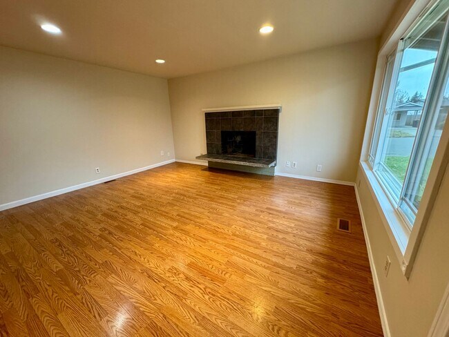 Building Photo - Charming 4Bd/2Ba Kirkland Home with Large ...