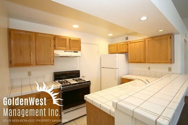 Building Photo - Great Second Floor 2Bdm 2Ba Condo in Beaut...