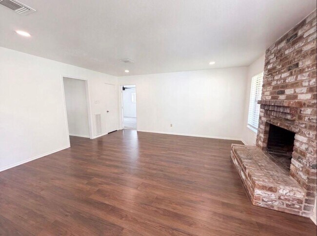 Building Photo - 6623 Vialinda Dr